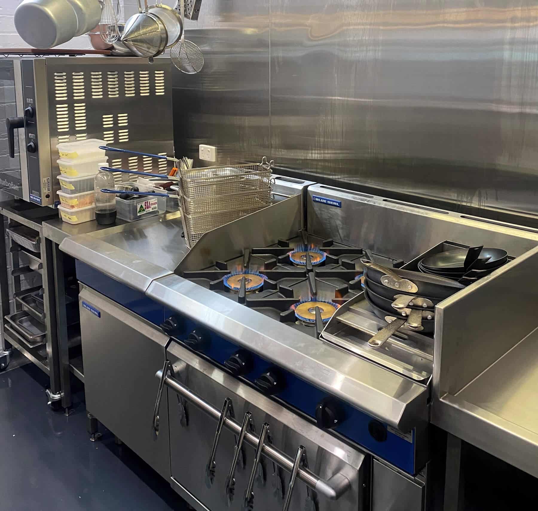 Commercial kitchen gas cooktop