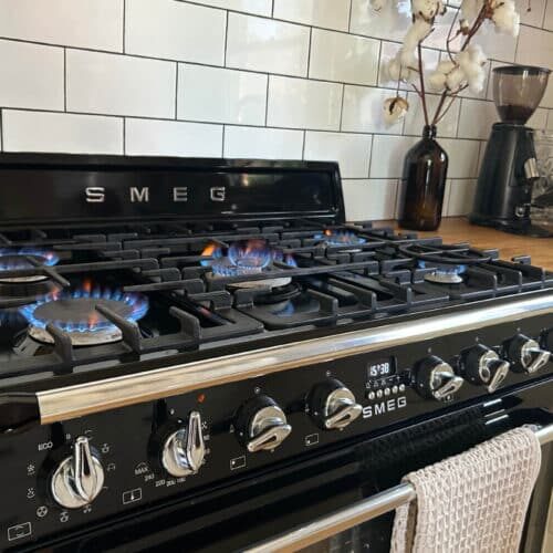 Gas oven with all the burners turned on