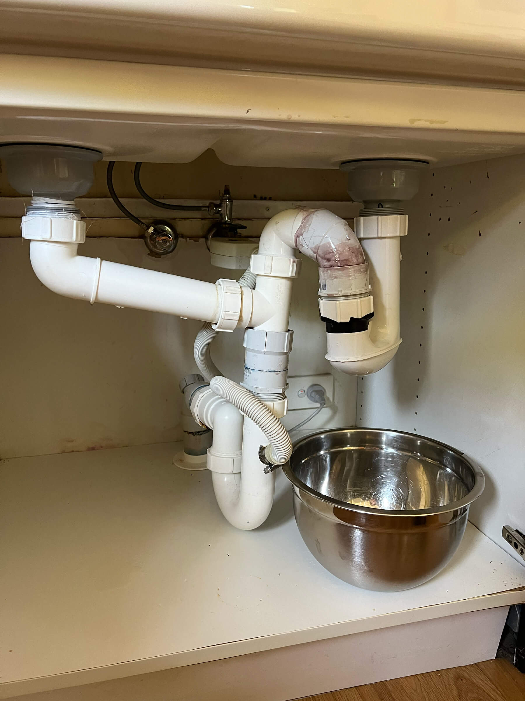 Incorrect plumbing set-up under a sink